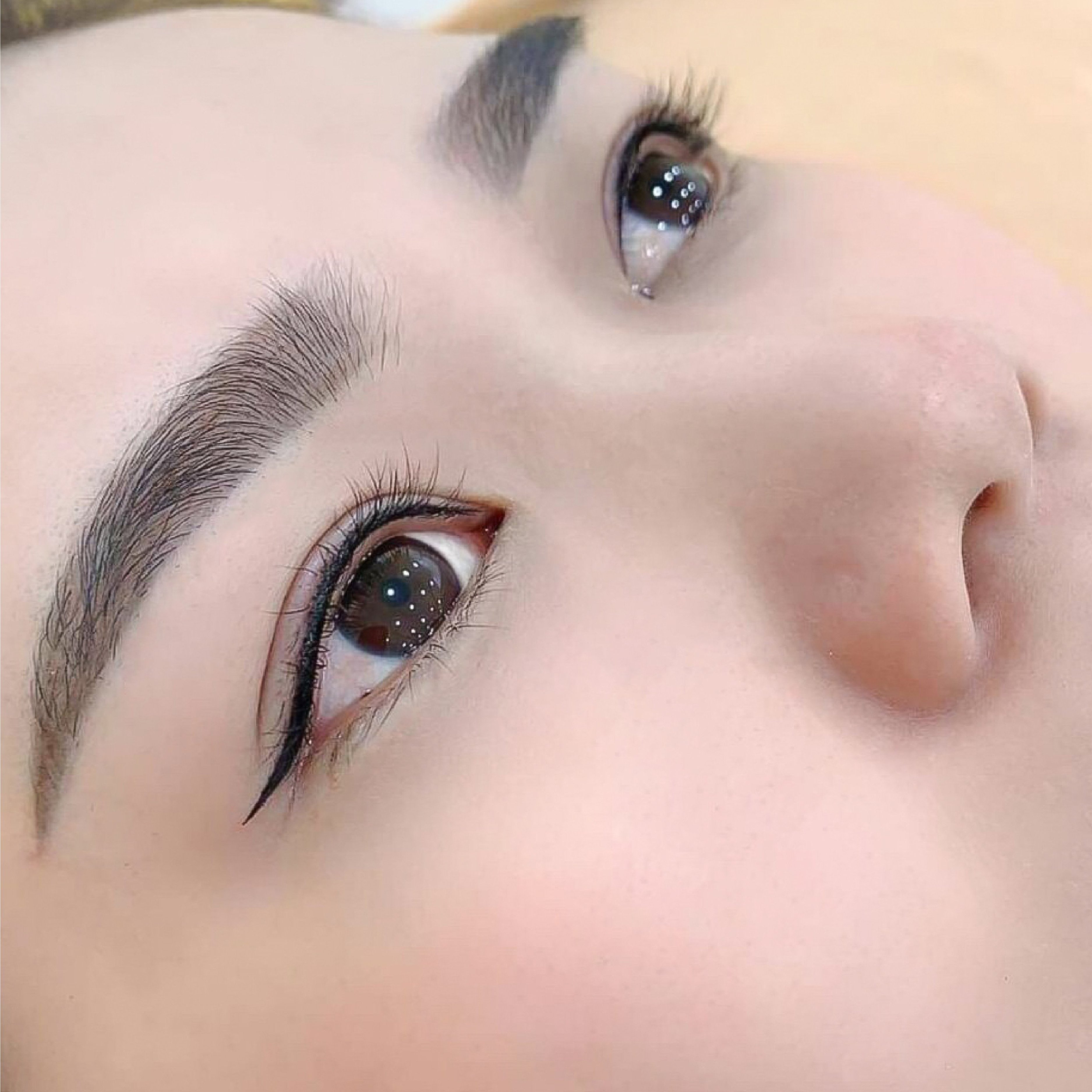 phun mí mắt nước ngọc hường