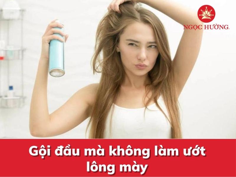 Gội đầu mà không làm ướt lông mày