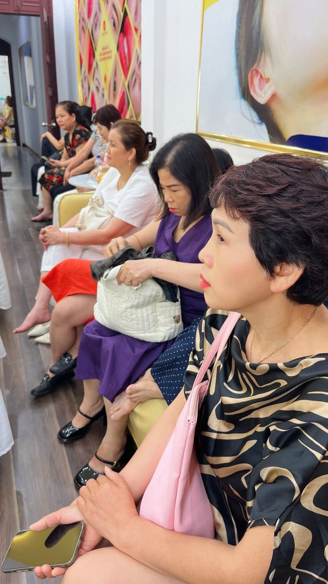 Khách hàng đông tại thẩm mỹ viện Ngọc Hường