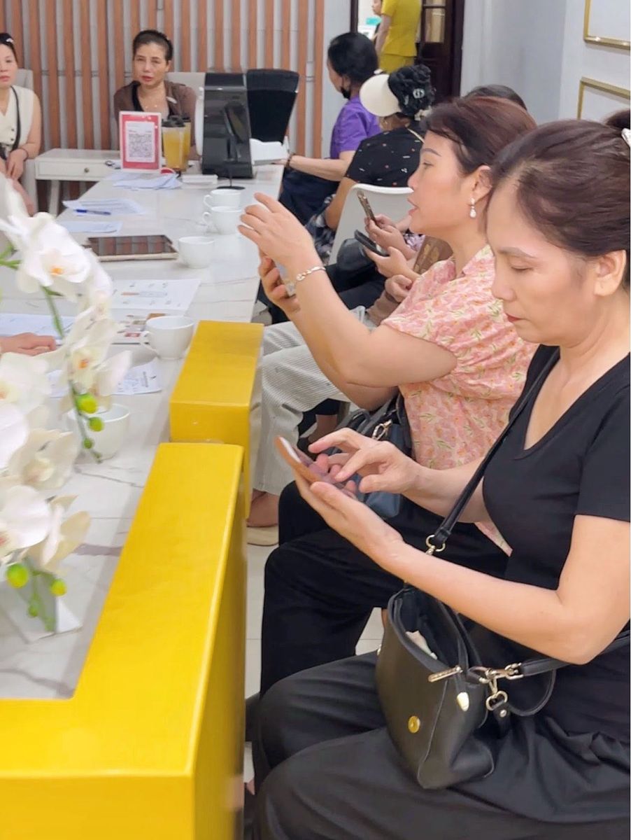 Khách hàng đến tư vấn và làm đẹp tại Ngọc Hường