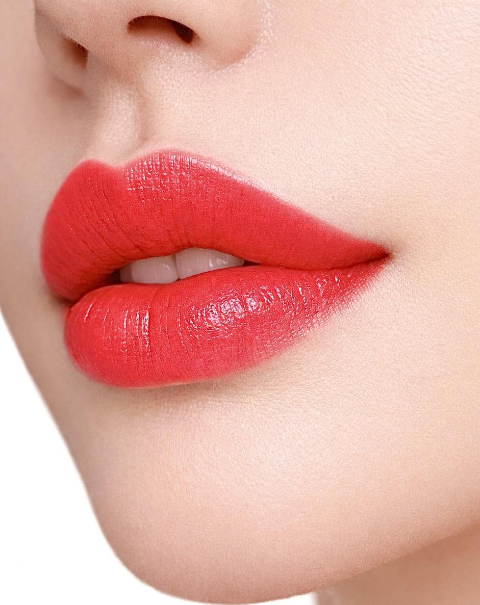 Mẫu môi đỏ tươi trẻ trung và rạng rỡ